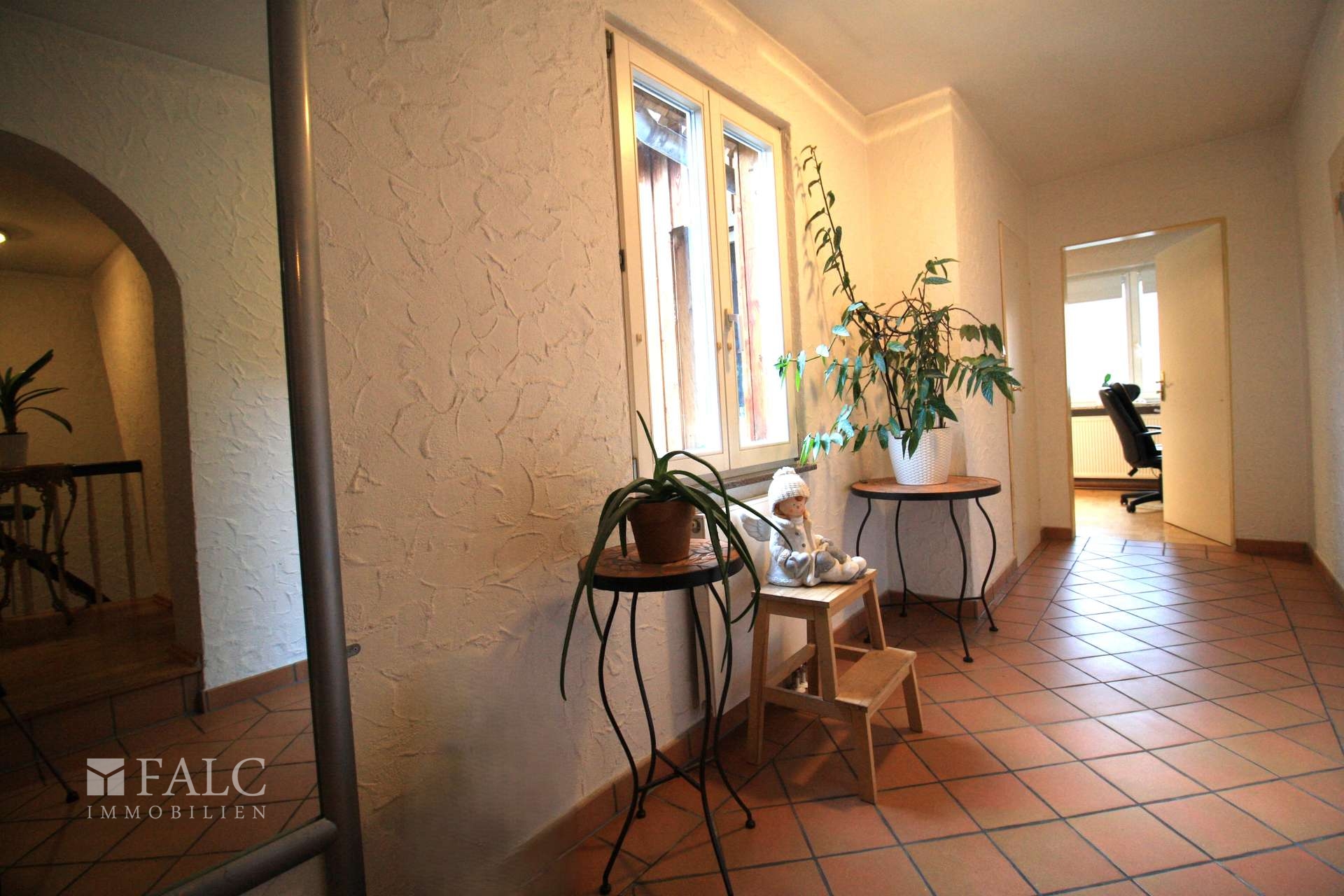 1. OG - Flur mit Sicht ins Büro